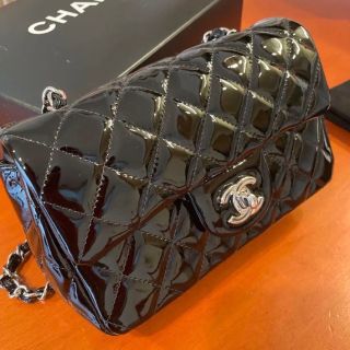 シャネル(CHANEL)のCHANEL エナメル カメラバッグ ブラック(ハンドバッグ)