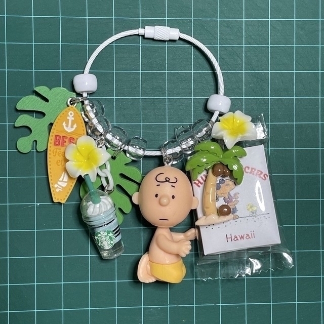 SNOOPY(スヌーピー)のハワイで砂遊びをする✨ 男の子👦🏝️キーホルダー ハンドメイドのアクセサリー(キーホルダー/ストラップ)の商品写真