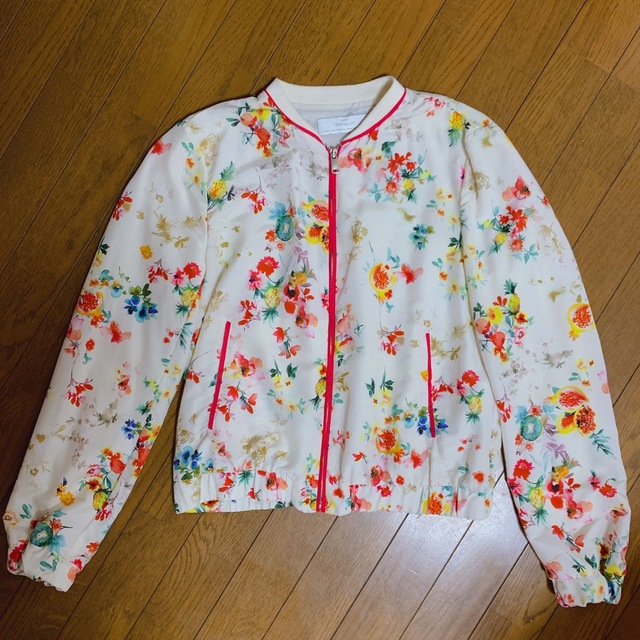 ZARA(ザラ)のZARA ブルゾン　花柄　アウター レディースのジャケット/アウター(ブルゾン)の商品写真