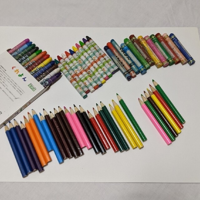 クレヨン　色鉛筆　おまとめセット エンタメ/ホビーのアート用品(クレヨン/パステル)の商品写真