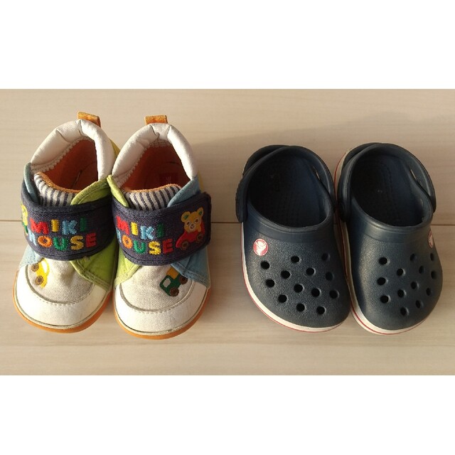 crocs(クロックス)のベビーシューズ ‹スニーカー13cm›と‹クロックスC5›の２足セット キッズ/ベビー/マタニティのベビー靴/シューズ(~14cm)(その他)の商品写真