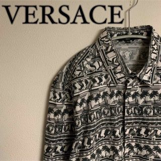 ヴェルサーチ(VERSACE)の【美品】VERSACE VERSUS 総柄　銀ボタン　シャツ　ロゴ　白　黒(シャツ)