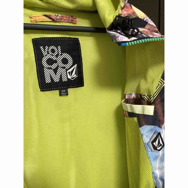 volcom(ボルコム)のVOLCOM ナイロンパーカー　総柄 メンズのジャケット/アウター(ナイロンジャケット)の商品写真