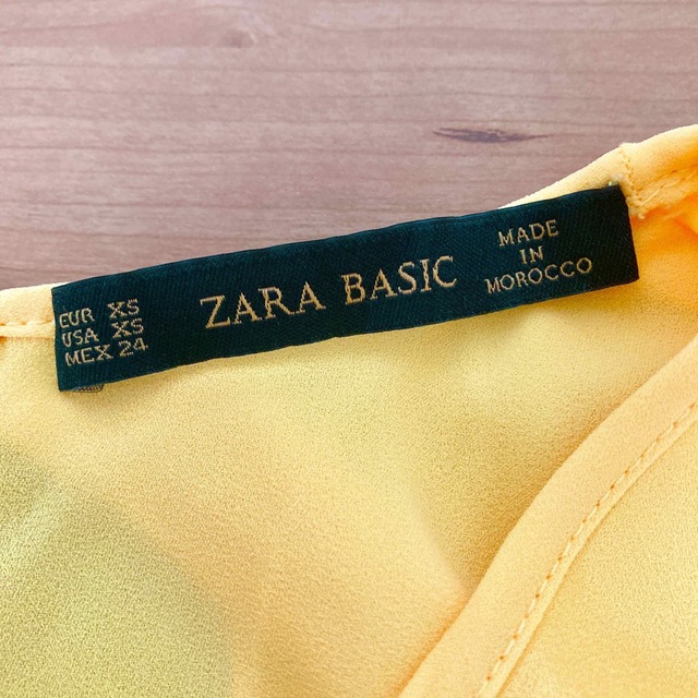 ZARA(ザラ)の【美品】ZARA フリル ノースリーブブラウス イエロー レディースのトップス(シャツ/ブラウス(半袖/袖なし))の商品写真