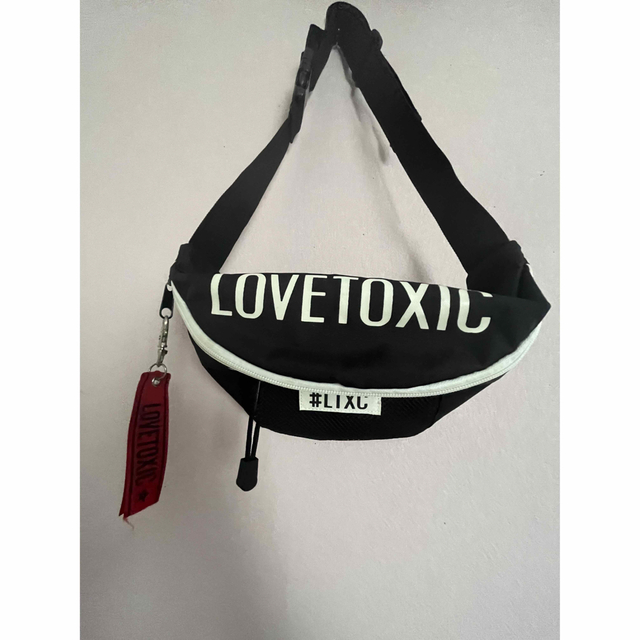 lovetoxic(ラブトキシック)のLOVETOXIC ラブトキシック　黒ボディーバック レディースのバッグ(ボディバッグ/ウエストポーチ)の商品写真