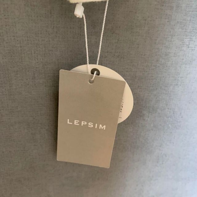 LEPSIM(レプシィム)の【新品未使用】紫外線防止★LEPSIM 2way 白春ニット 前後着用可 レディースのトップス(ニット/セーター)の商品写真