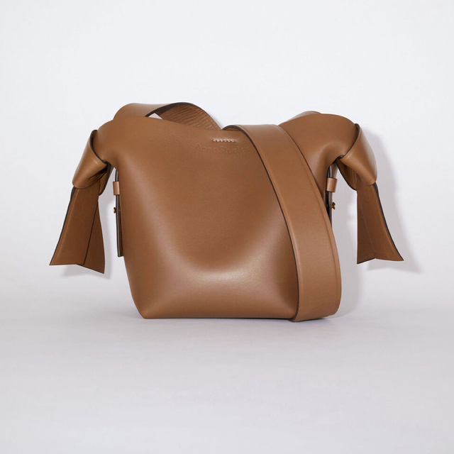 パーティを彩るご馳走や Acne ミニショルダーバッグ MUSUBI Studios