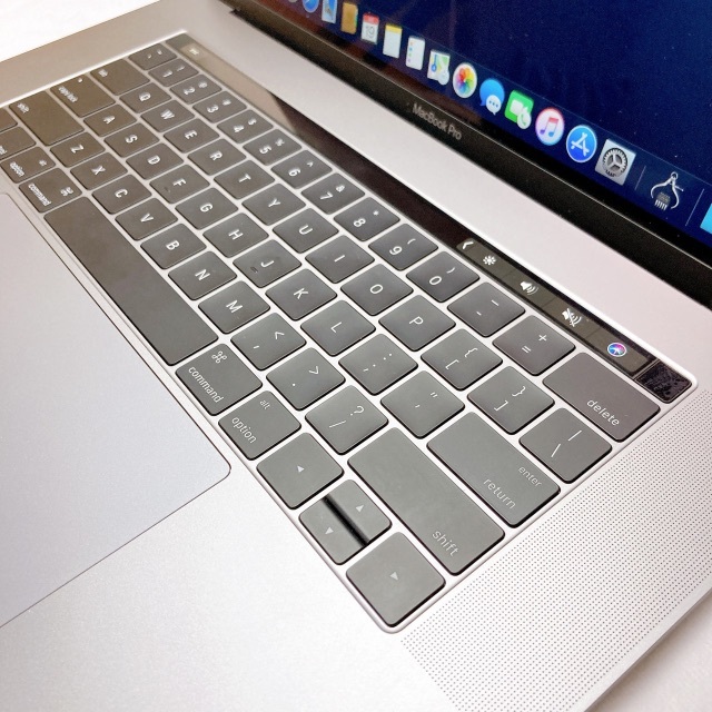 MacBookPro 2016 15インチ i7／16GB／512GB