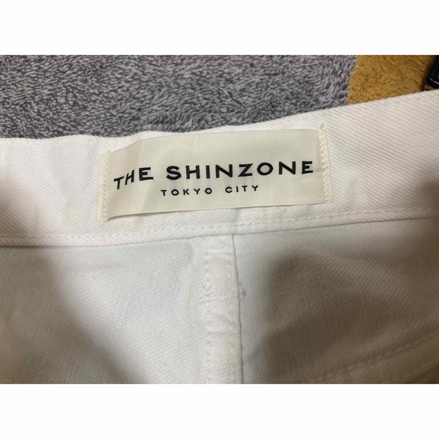 Shinzone(シンゾーン)のザシンゾーン　キャロットデニム　３６　ホワイト　白 レディースのパンツ(デニム/ジーンズ)の商品写真