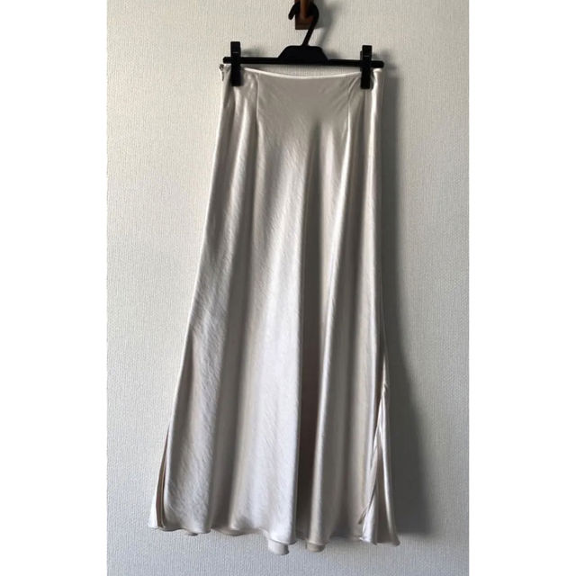 IENA(イエナ)の値下げ❣️IENA サテンスリットスカート ナチュル 36  新品未使用 レディースのスカート(ロングスカート)の商品写真