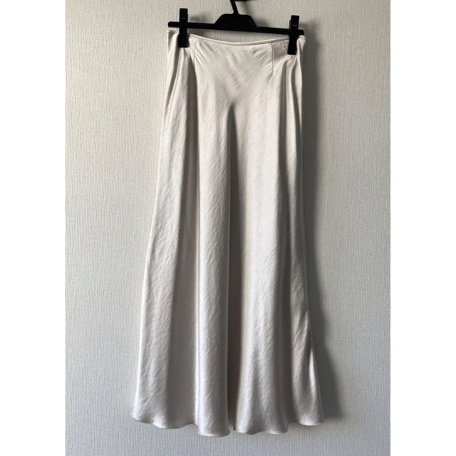 IENA(イエナ)の値下げ❣️IENA サテンスリットスカート ナチュル 36  新品未使用 レディースのスカート(ロングスカート)の商品写真