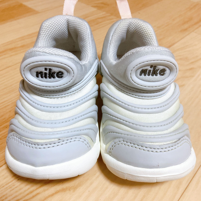 NIKE(ナイキ)のNIKE スニーカー ダイナモフリー グレー ピンク 運動靴 ベビー  キッズ/ベビー/マタニティのベビー靴/シューズ(~14cm)(スニーカー)の商品写真