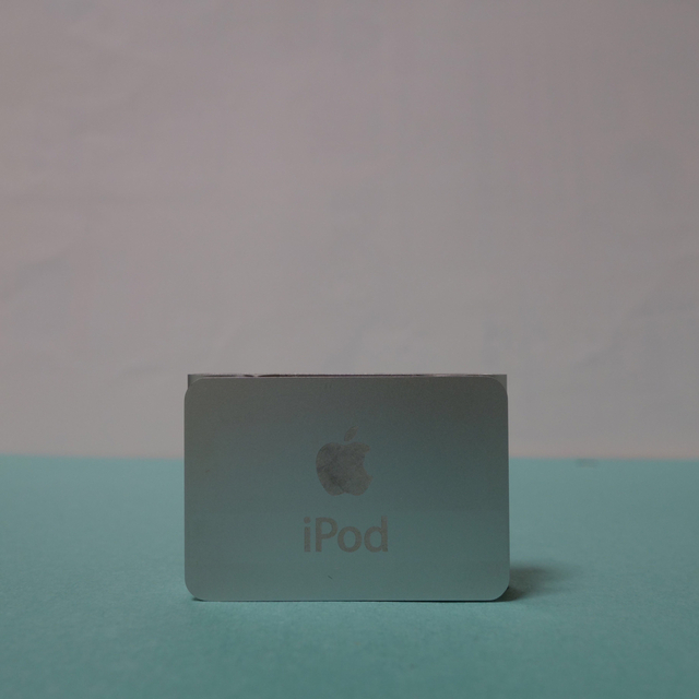 Apple(アップル)のApple iPod shuffle 1GB　Model A1204 シルバー スマホ/家電/カメラのオーディオ機器(ポータブルプレーヤー)の商品写真