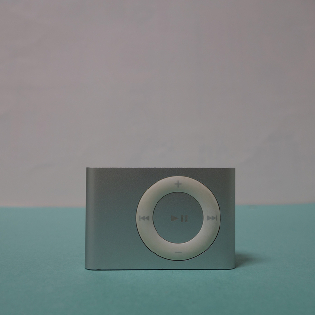 Apple(アップル)のApple iPod shuffle 1GB　Model A1204 シルバー スマホ/家電/カメラのオーディオ機器(ポータブルプレーヤー)の商品写真