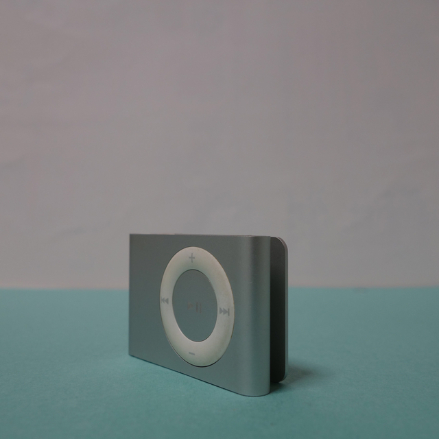 Apple(アップル)のApple iPod shuffle 1GB　Model A1204 シルバー スマホ/家電/カメラのオーディオ機器(ポータブルプレーヤー)の商品写真