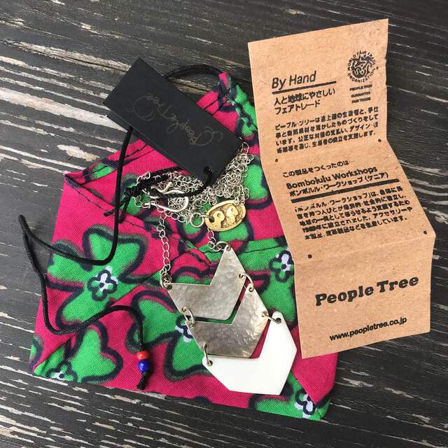 People Tree(ピープルツリー)のピープルツリー　フェアトレード　アロー　フェザー　ネックレス　シルバー×ホワイト レディースのアクセサリー(ネックレス)の商品写真