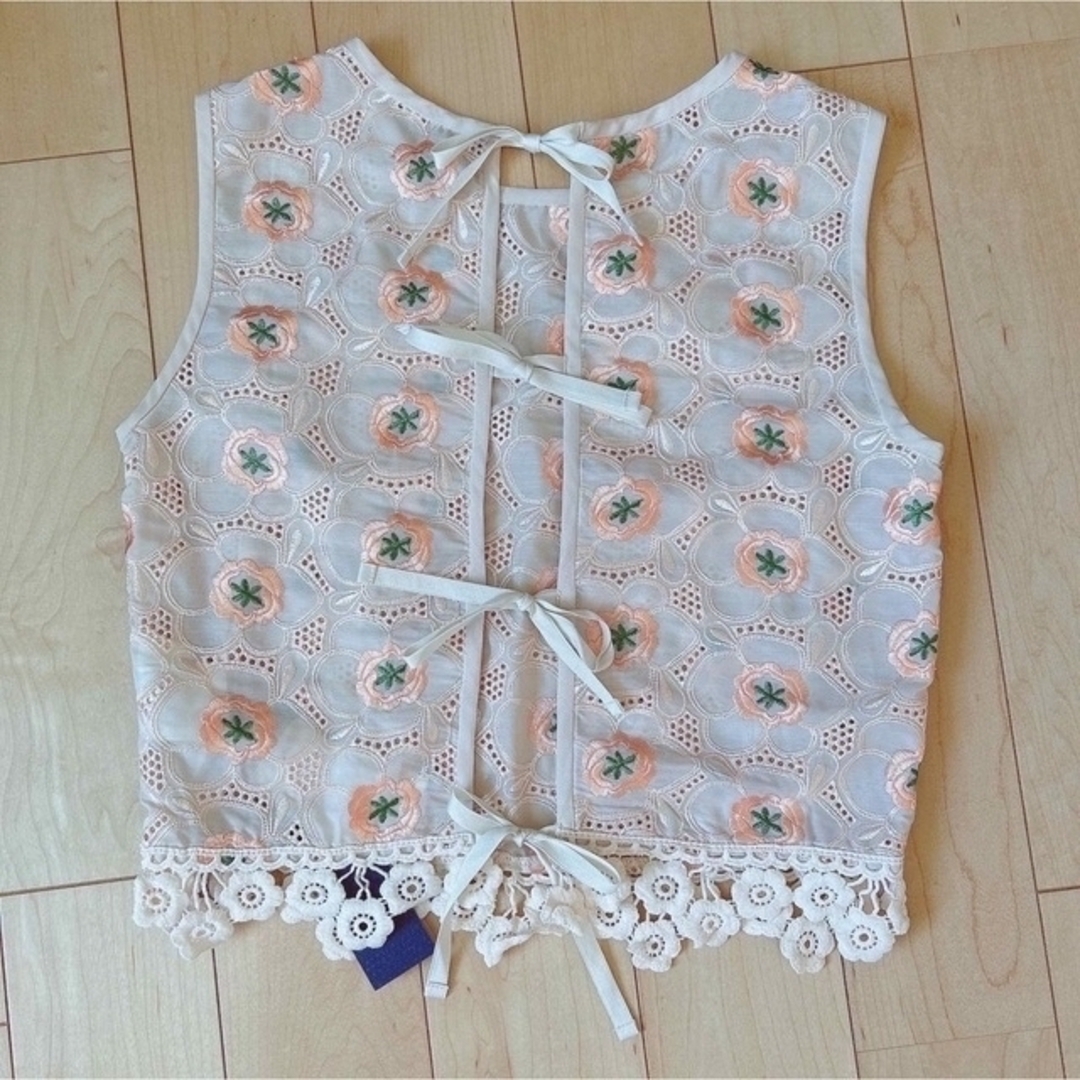 Lily Brown - 【新品.タグ付き】♡リリーブラウン♡お花刺繍トップス