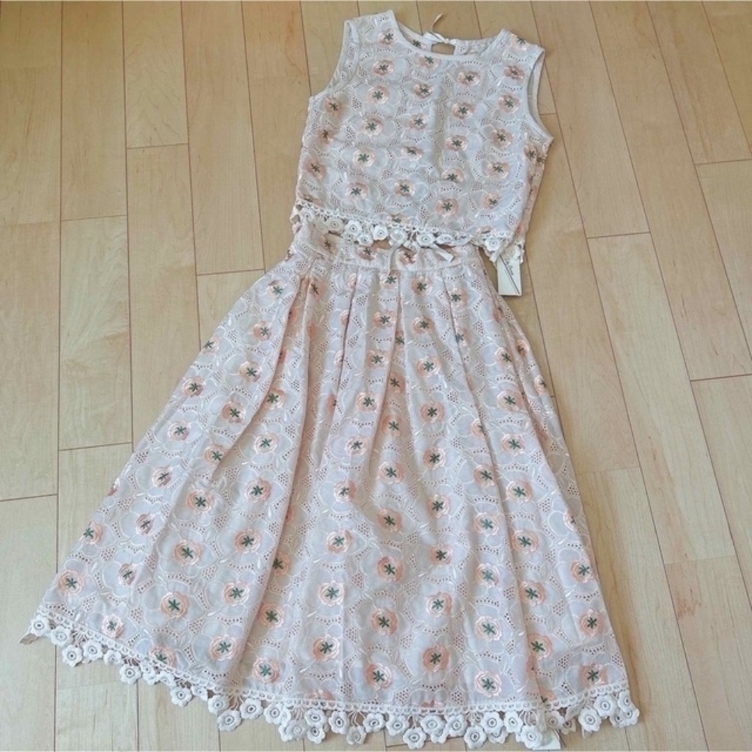 Lily Brown - 【新品.タグ付き】♡リリーブラウン♡お花刺繍トップス