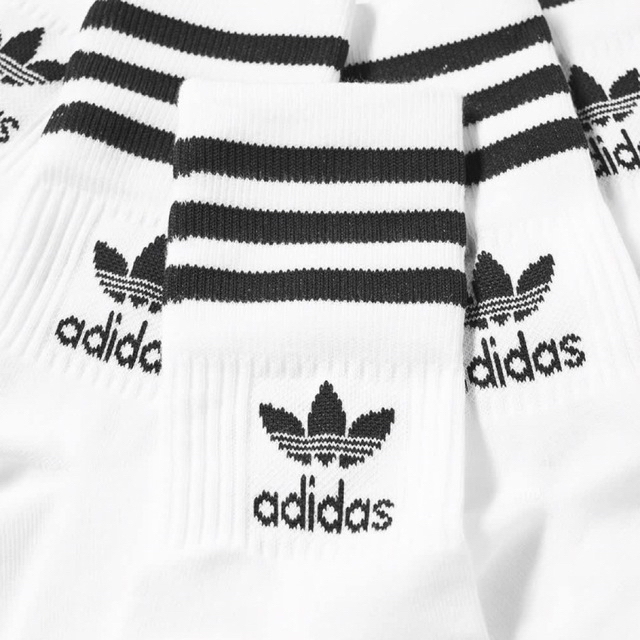 adidas(アディダス)の新品　アディダス　M(23-25cm)ソリッド　ミッドクルーソックス　白黒2足 レディースのレッグウェア(ソックス)の商品写真