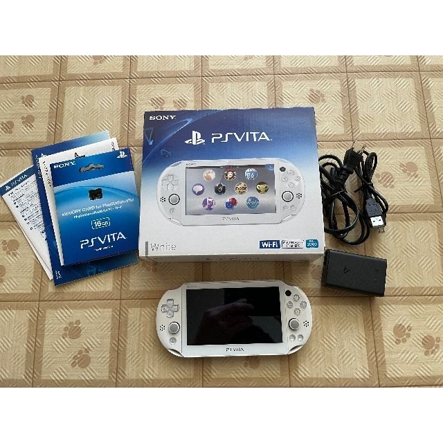 美品 SONY PSVitaホワイト本体メモリカード付 1