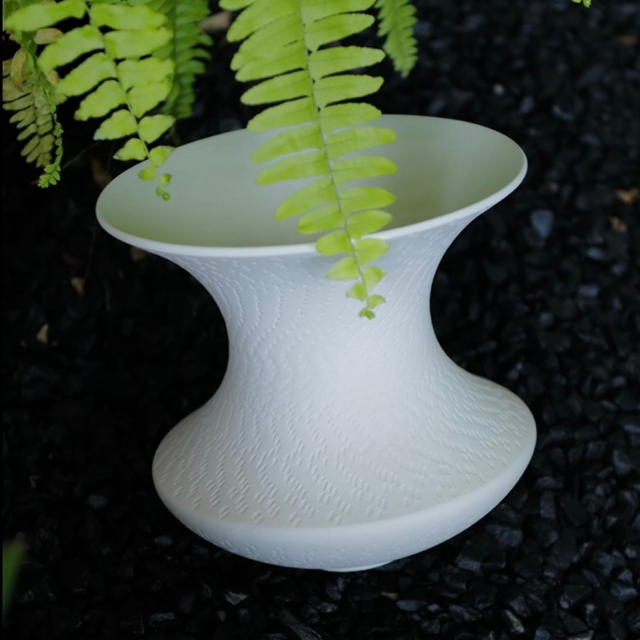 （新品）フィンランドの作家とコラボしてる花器（植木鉢）vase 白