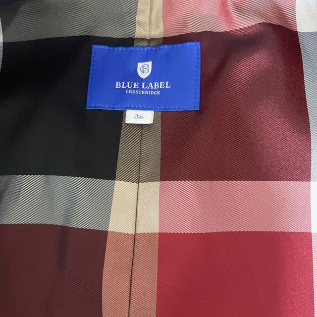 ブルーレーベルクレストブリッジ　ショートトレンチコート レディースのジャケット/アウター(トレンチコート)の商品写真