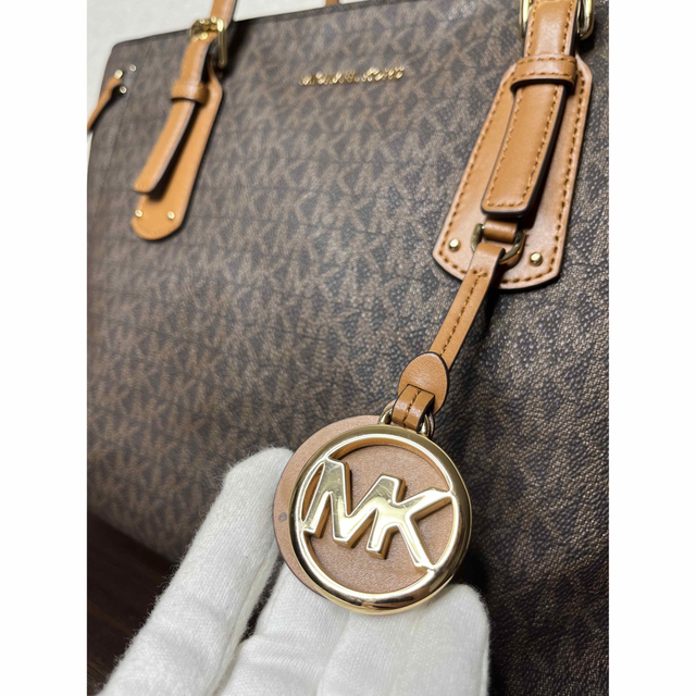 超美品☆MICHAEL KORS 肩掛けトートバッグ MKロゴ総柄 A4収納 最も