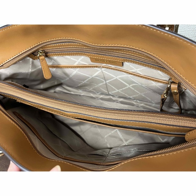 超美品☆MICHAEL KORS 肩掛けトートバッグ MKロゴ総柄 A4収納 最も