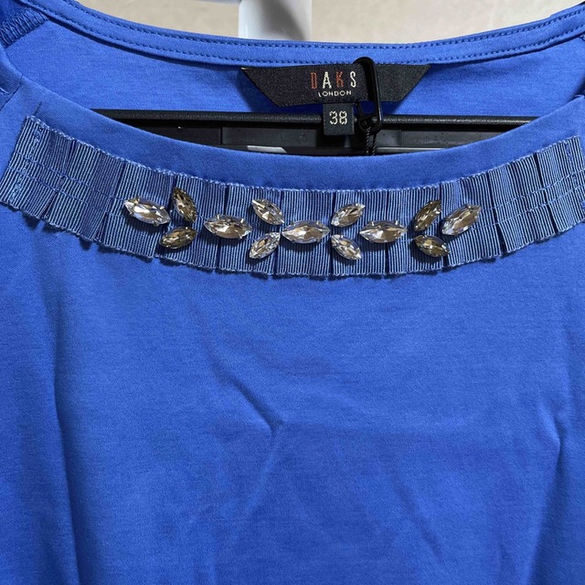 DAKS(ダックス)の【新品未使用】ダックス　ビジュー付　Tシャツ　ブルー レディースのトップス(Tシャツ(半袖/袖なし))の商品写真
