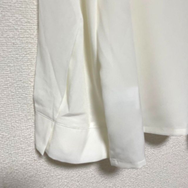 FAVORI(ファボリ)の2570 タグ付き 美品 favori アイボリー シアーカットソー レディースのトップス(シャツ/ブラウス(長袖/七分))の商品写真