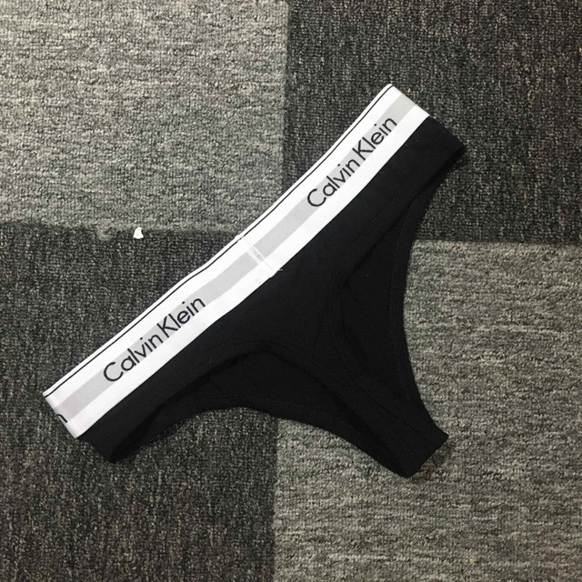 ck Calvin Klein(シーケーカルバンクライン)のカルバンクライン　レディース　上下セット　ブラ&ショーツTバッグ　黒　下着　M レディースの下着/アンダーウェア(ブラ&ショーツセット)の商品写真