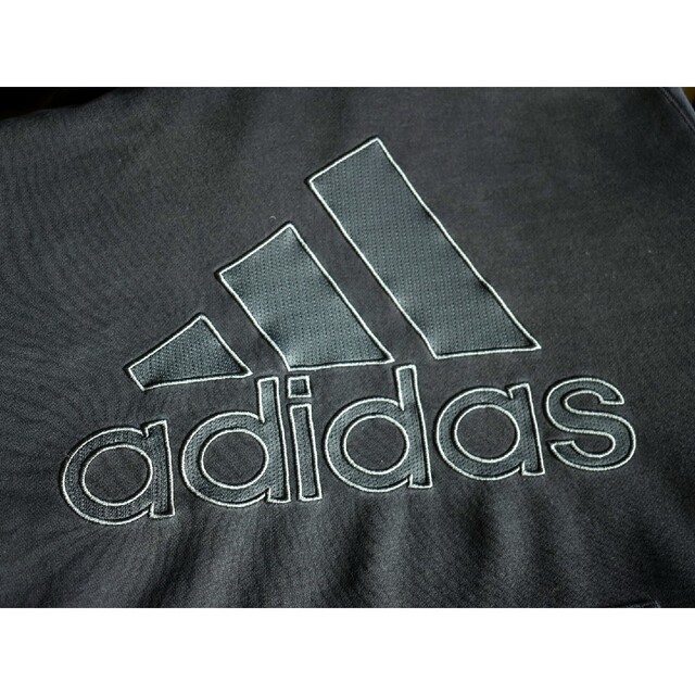 adidas(アディダス)の古着★アディダス 刺繍パフォーマンスロゴ 3本ライン ゆるだぼ 黒フードパーカー メンズのトップス(パーカー)の商品写真