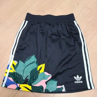 アディダス(adidas)のサササ、3本ラインがやっぱりシブちぃ！サイズXS adidas アディダ(ひざ丈スカート)