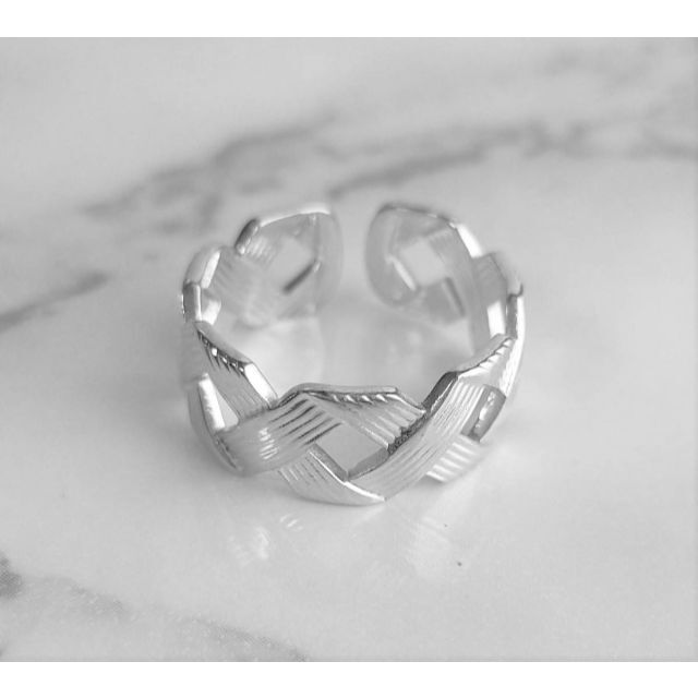 編み込みリング シルバー 12号 ステンレス クロス おしゃれ 指輪 レディースのアクセサリー(リング(指輪))の商品写真