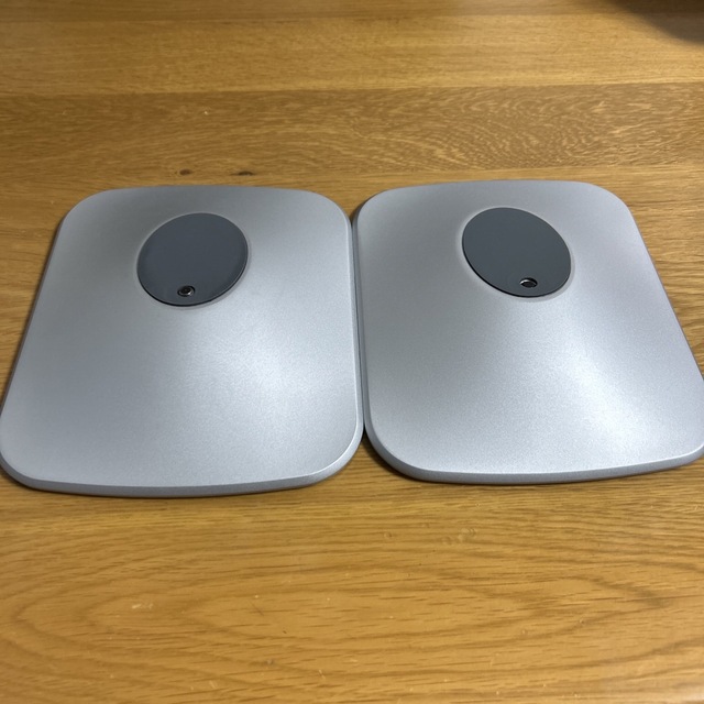 KEF LSX II 用 P1 デスクスタンド/デスクパッド （シルバー) スマホ/家電/カメラのオーディオ機器(スピーカー)の商品写真