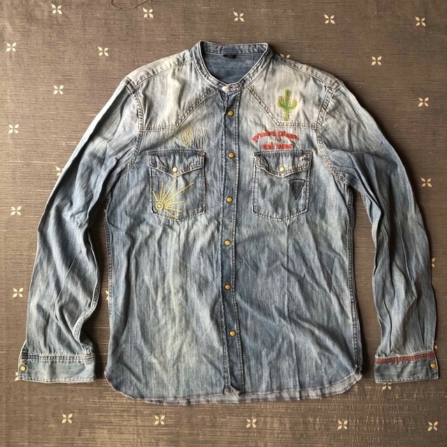 H&M(エイチアンドエム)の&denim(H&M) 刺繍　デニム シャツ メンズのトップス(シャツ)の商品写真