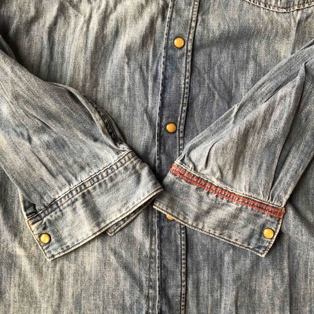 H&M(エイチアンドエム)の&denim(H&M) 刺繍　デニム シャツ メンズのトップス(シャツ)の商品写真