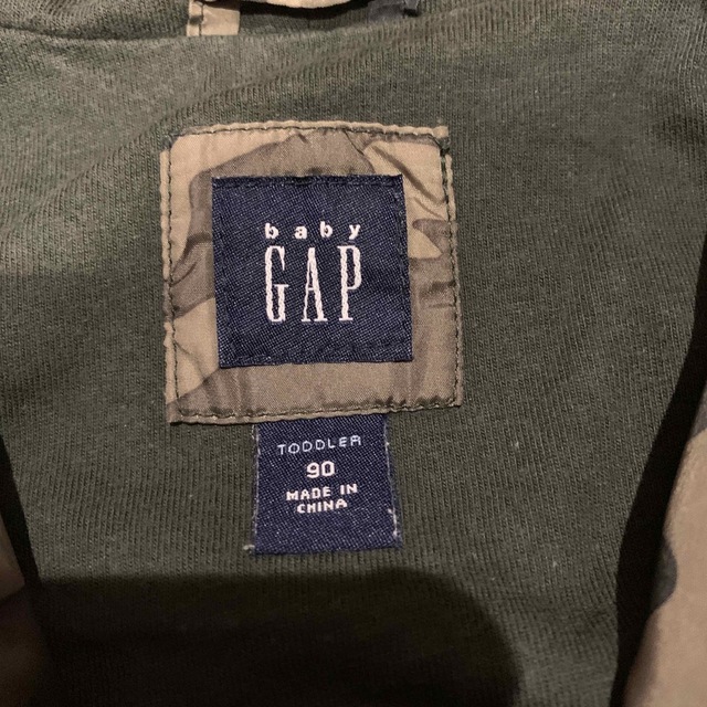 babyGAP(ベビーギャップ)のbabyGAP 90 迷彩柄ウインドブレーカー キッズ/ベビー/マタニティのキッズ服男の子用(90cm~)(ジャケット/上着)の商品写真