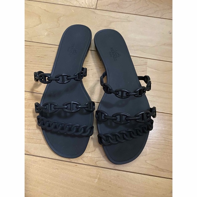 エルメス シェーヌダンクル リヴァージュ ラバー サンダル もらって