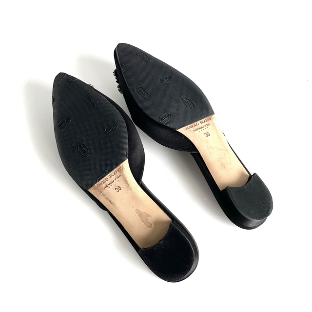 MANOLO BLAHNIK(マノロブラニク)の美品 マノロブラニク ハンギシ フラットシューズ 36 ブラック サテン レディースの靴/シューズ(ハイヒール/パンプス)の商品写真