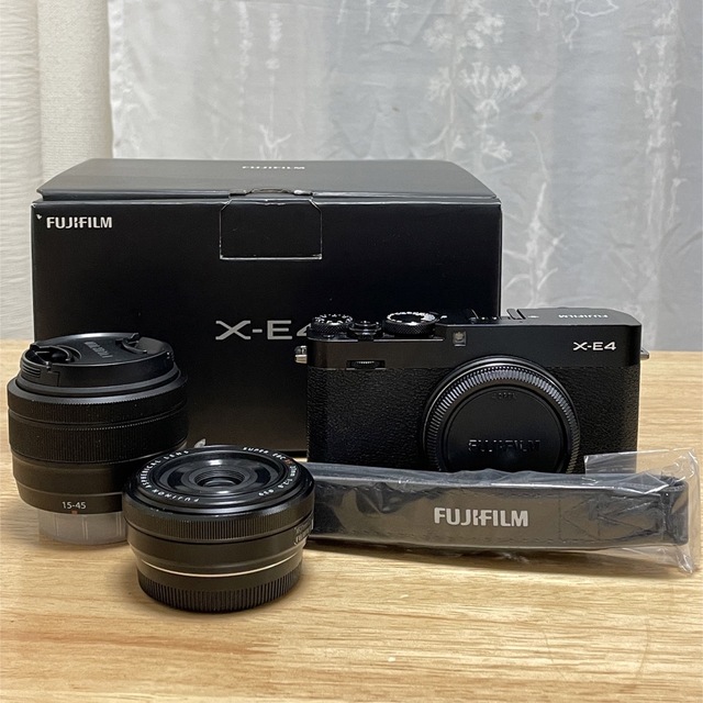 富士フイルム(フジフイルム)の超人気fujifilm X-E4 レンズキット スマホ/家電/カメラのカメラ(ミラーレス一眼)の商品写真