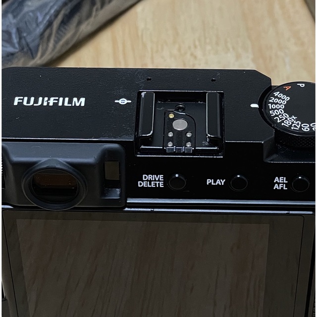 富士フイルム(フジフイルム)の超人気fujifilm X-E4 レンズキット スマホ/家電/カメラのカメラ(ミラーレス一眼)の商品写真