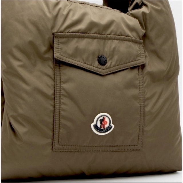 MONCLER(モンクレール)の2022年モンクレールMONCLER ダウントートバッグ(2WAY仕様) カーキ レディースのバッグ(トートバッグ)の商品写真