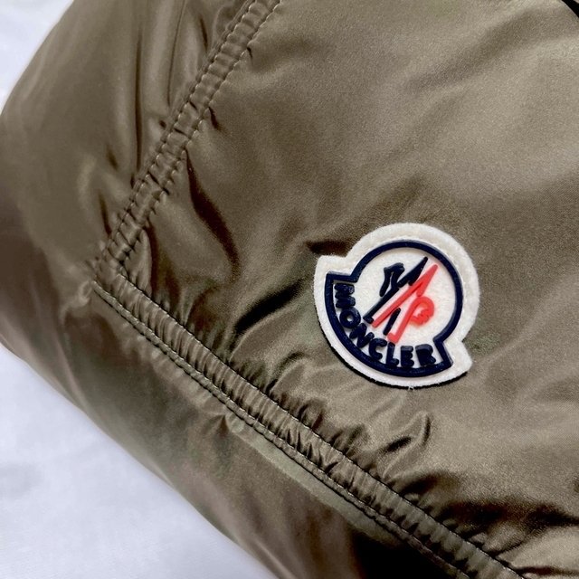 MONCLER(モンクレール)の2022年モンクレールMONCLER ダウントートバッグ(2WAY仕様) カーキ レディースのバッグ(トートバッグ)の商品写真