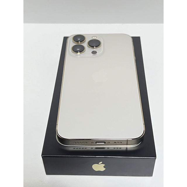 iPhone(アイフォーン)のiPhone 13 Pro ゴールド 256 GB SIMフリー Apple スマホ/家電/カメラのスマートフォン/携帯電話(スマートフォン本体)の商品写真