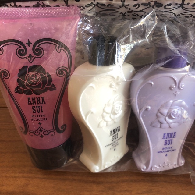 ANNA SUI(アナスイ)のアナスイ ボディケアキット ボディソープ  シャンプー スクラブ バニティポーチ コスメ/美容のボディケア(ボディスクラブ)の商品写真