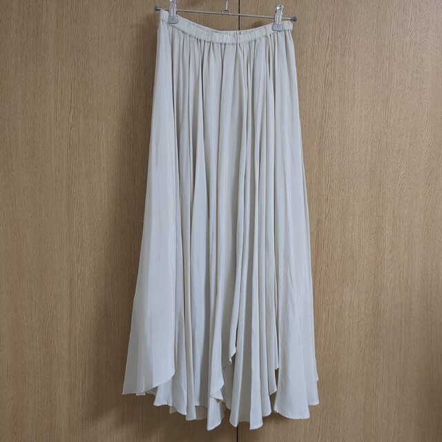 COCO DEAL(ココディール)のココディール　マットサテンランダムヘムボリュームスカート　サイズ2 レディースのスカート(ロングスカート)の商品写真
