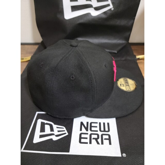 NEW ERA(ニューエラー)のNEW ERA　ニューエラキャップ　ブラック×ピンク×バイザー裏刺繍ヤンキース メンズの帽子(キャップ)の商品写真