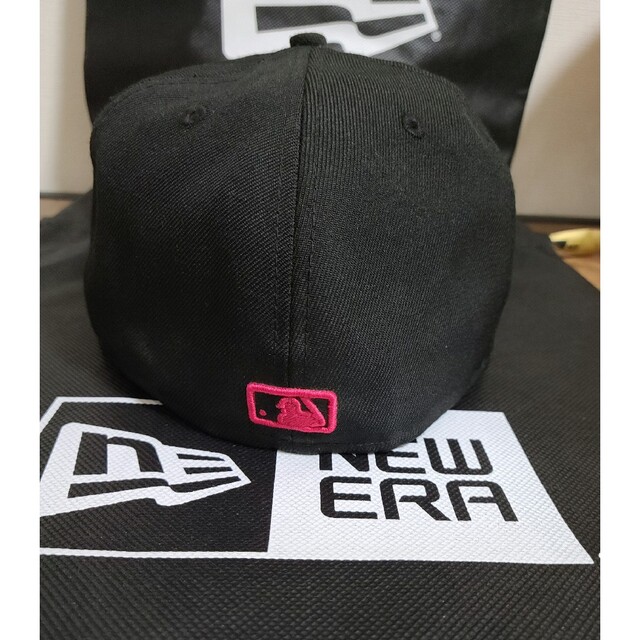 NEW ERA(ニューエラー)のNEW ERA　ニューエラキャップ　ブラック×ピンク×バイザー裏刺繍ヤンキース メンズの帽子(キャップ)の商品写真