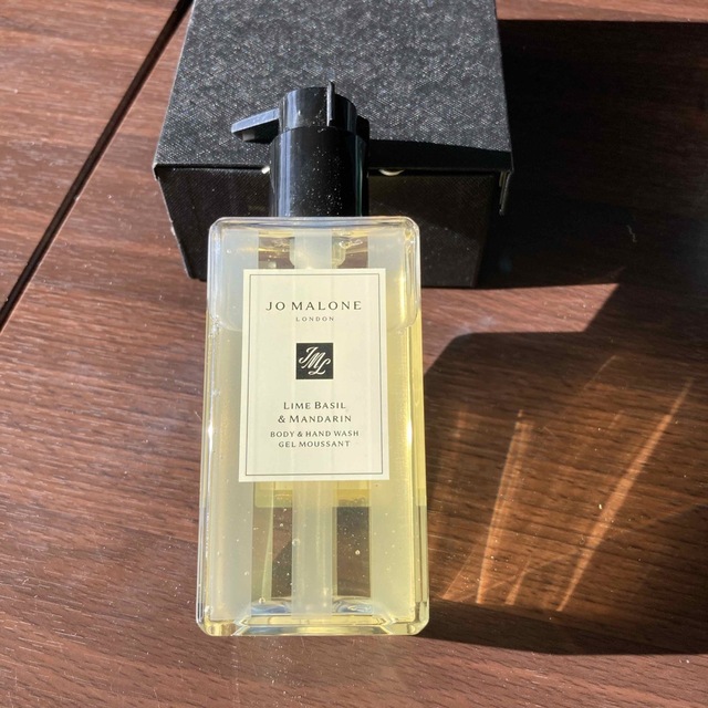 Jo Malone(ジョーマローン)のジョーマローン　ライム&マンダリンボディ&ハンドウォッシュ コスメ/美容のボディケア(ボディソープ/石鹸)の商品写真